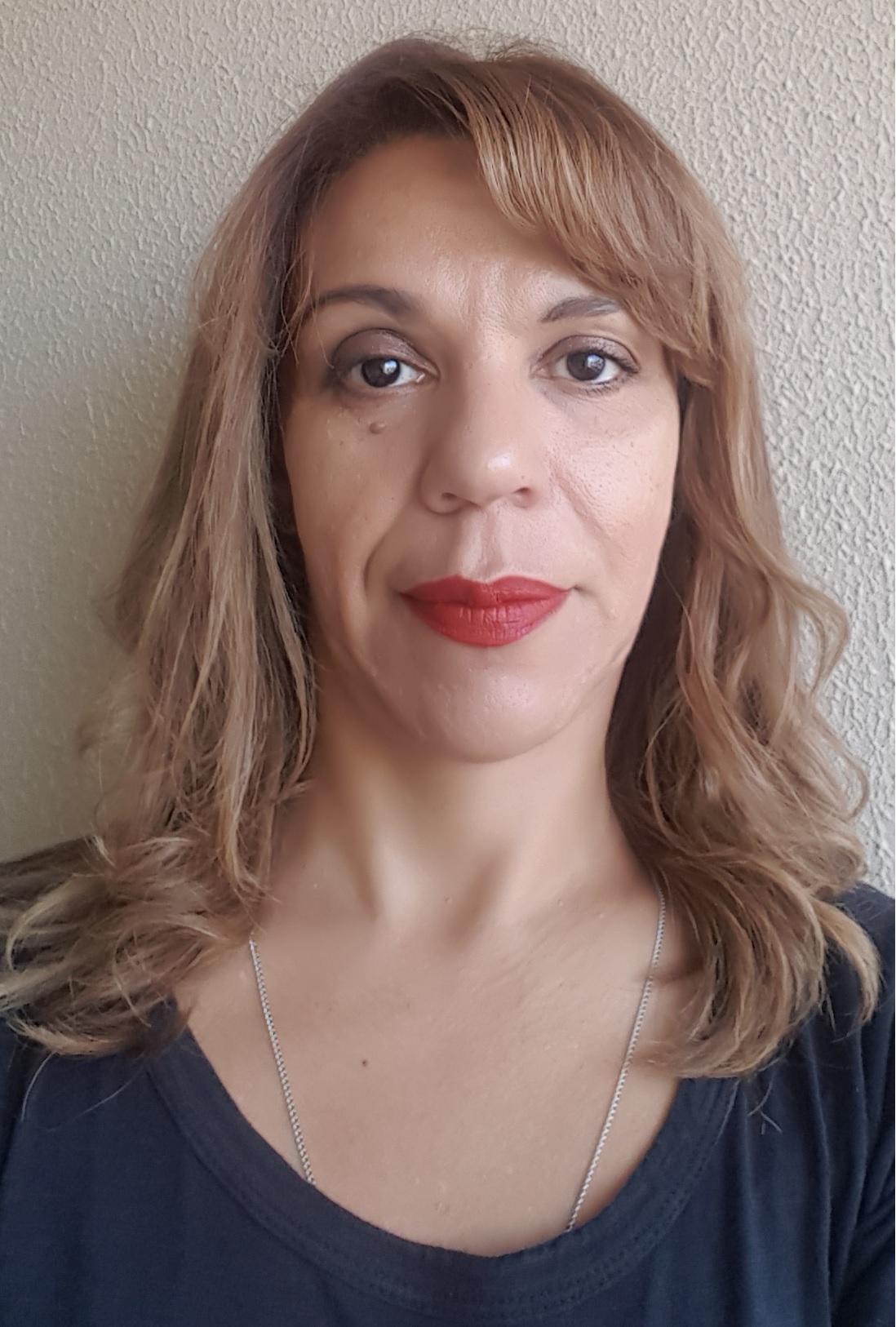 Foto: mulher loira, cabelo liso e longo, com em torno 45 anos