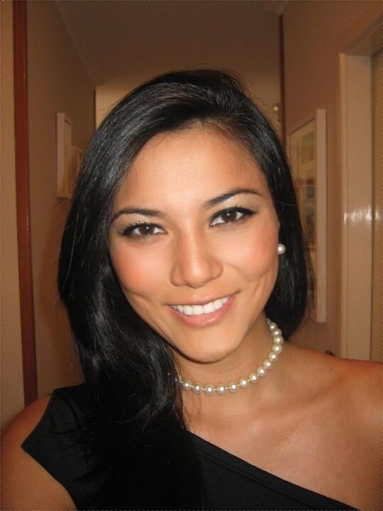 Foto: mulher morena cabelos preto, longos e lisos, com em torno de 30 anos