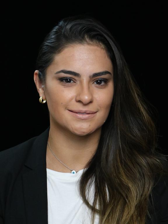 Foto de rosto mulher branca cabelos longos e castanhos longos, com em torno de 27 anos