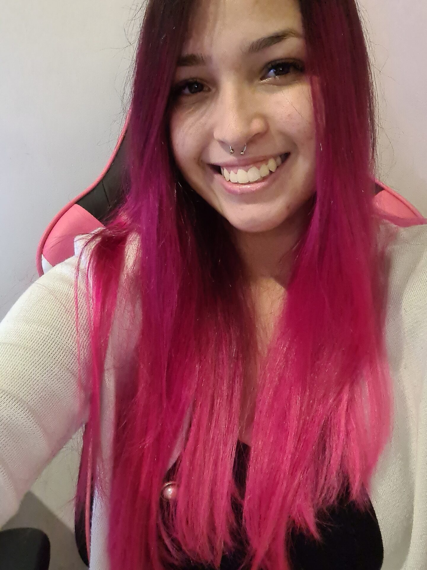 Foto de mulher branca cabelos longos e rosa, com em torno de 20 anos