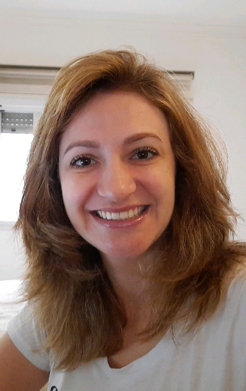 Foto de rosto mulher loira cabelo médio em torno de 30 anos