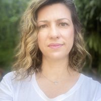 “O glass ceiling ocorreu em diversos momentos em que assumi uma responsabilidade maior dentro da companhia. Mas de gerente para gerente sênior, senti que precisava lutar mais por uma promoção. Foi quando precisei me posicionar, falar o que eu queria, e mostrar os resultados do meu trabalho.” – Silvana Xavier